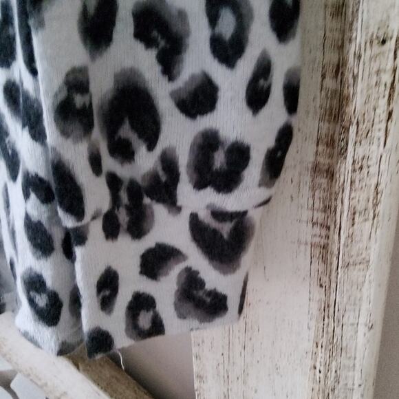 Gibsonlook Women's Long Sleeve V-neck Fleece Top Ivory Black Snow Leopard Print - Picture 3 of 7